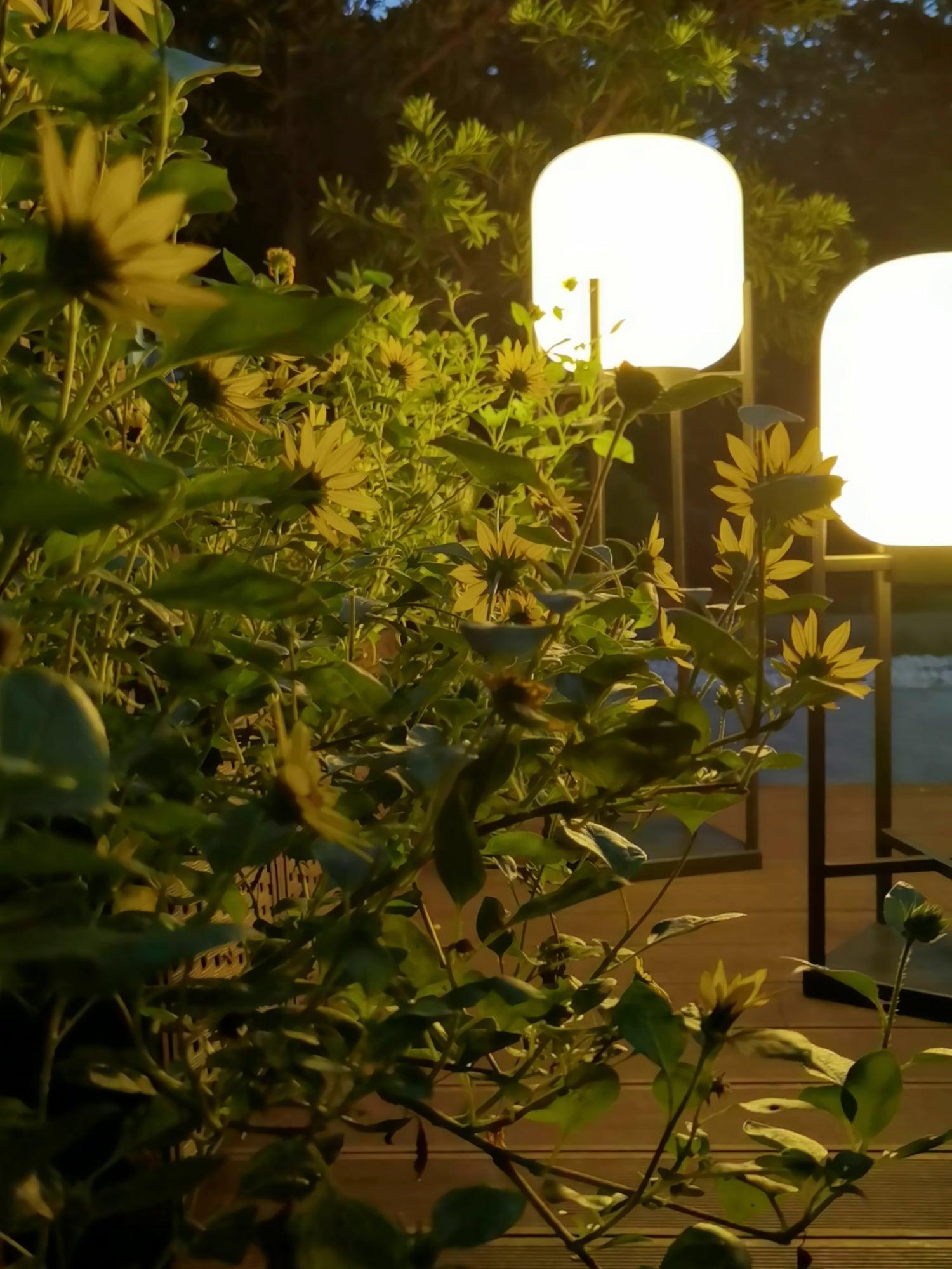 Stilvolle Solar Stehlampe Laterne für eine Magische Außenbeleuchtung