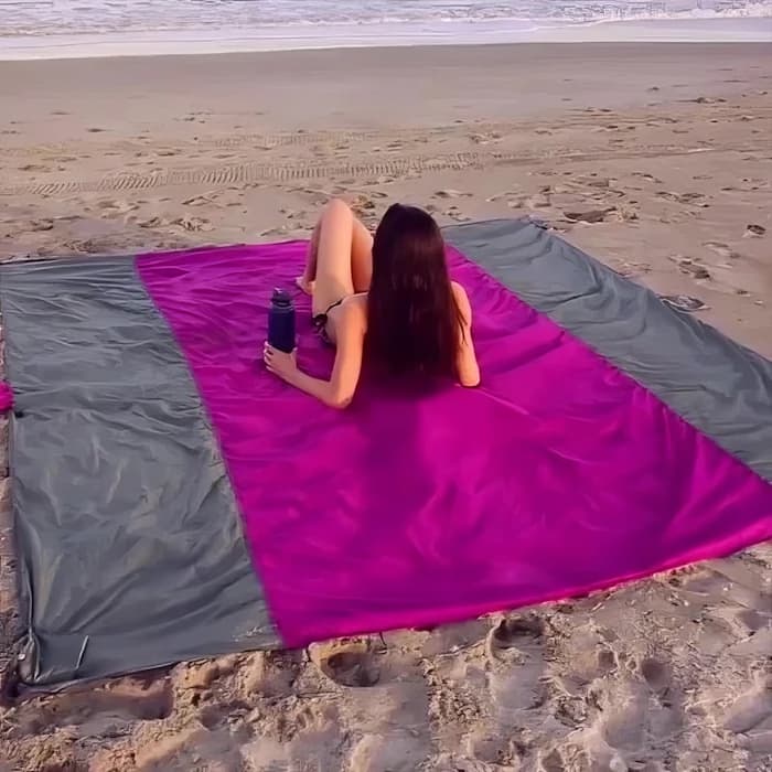 SandBlatt™ Leichte Reisematte – Sandabweisende Stranddecke mit Ankerpfählen